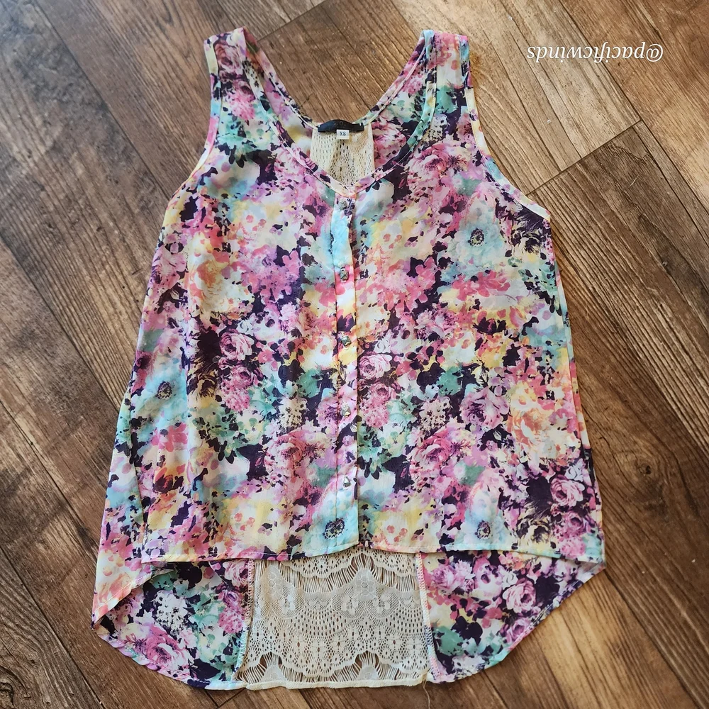 Vibrant Floral Sleeveless Blouse with Lace Accent XS